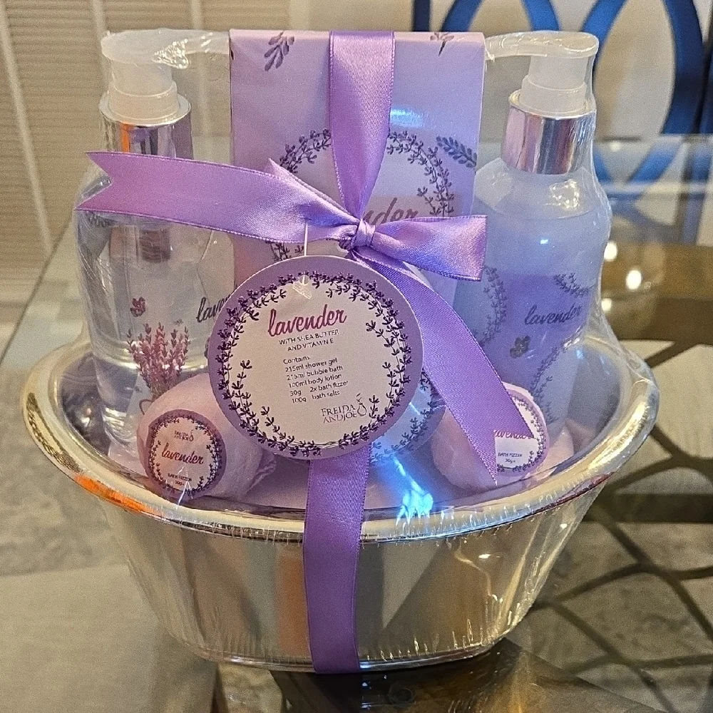 Lavender Scented Bath Gift Set Woth SHEA Butter And VITAMIN E. Special Purchase